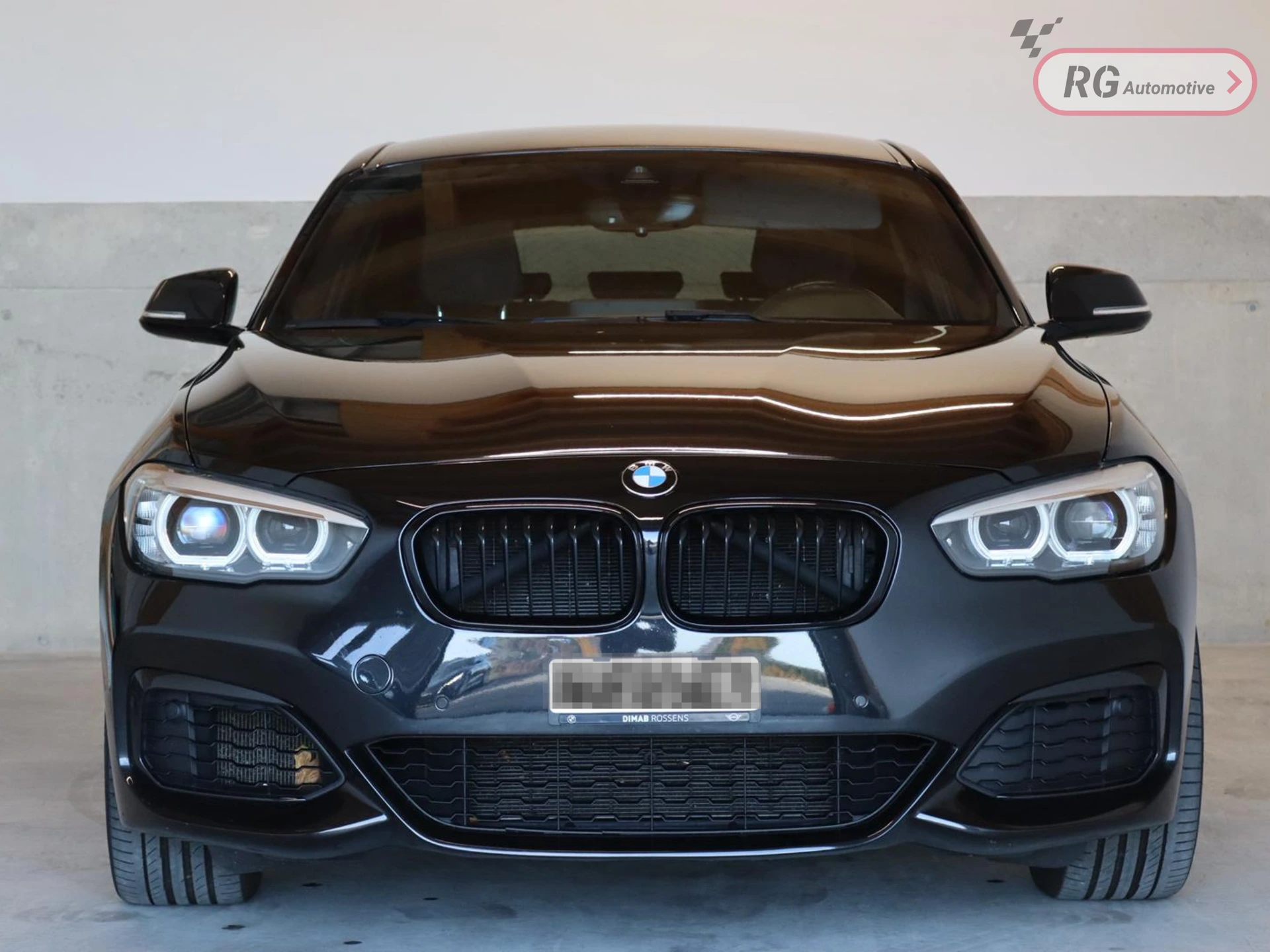BMW M140i noire vue de face dans un garage RG Automotive