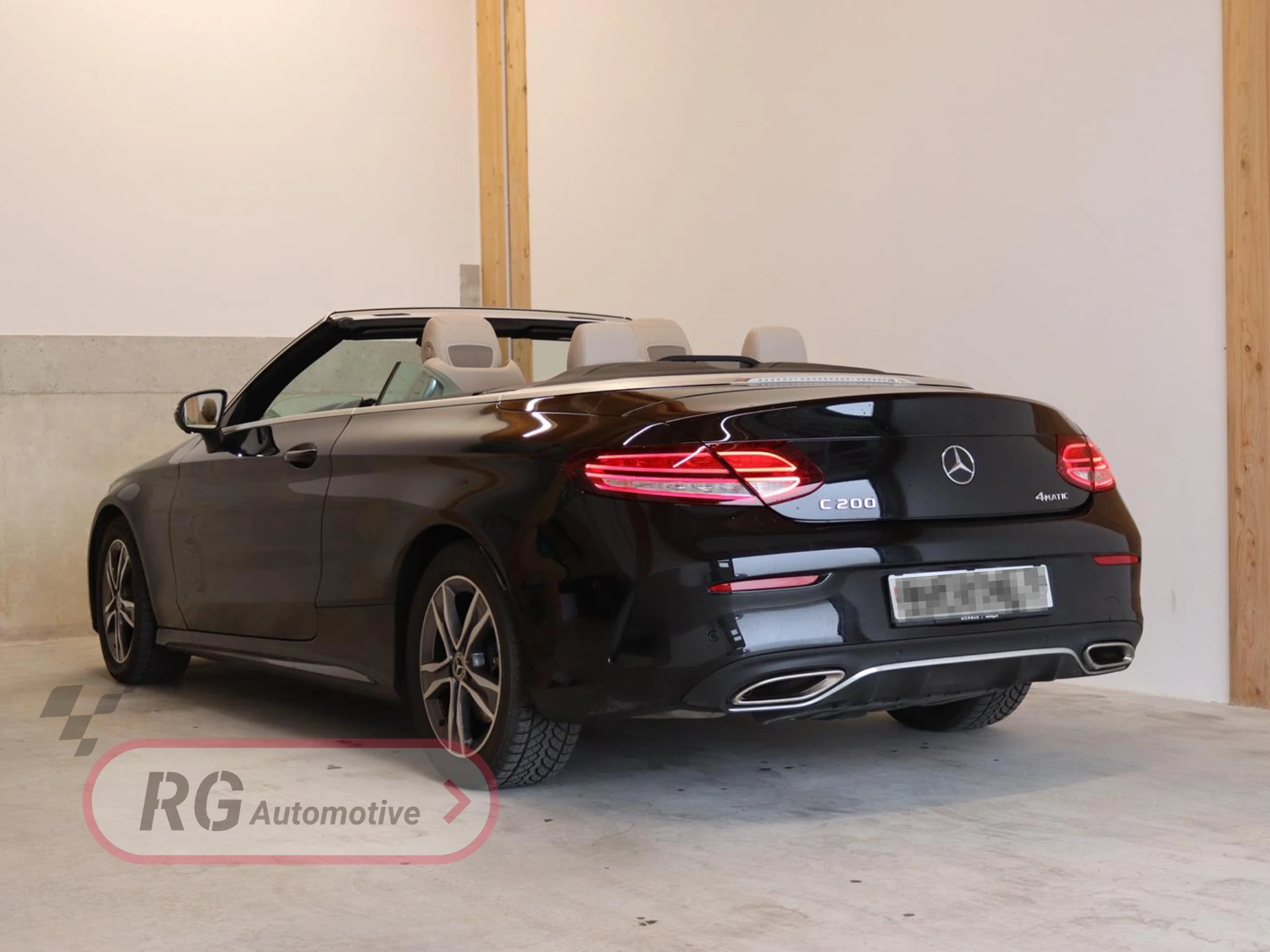 Mercedes C200 Cabriolet noir vue arrière détail feux LED