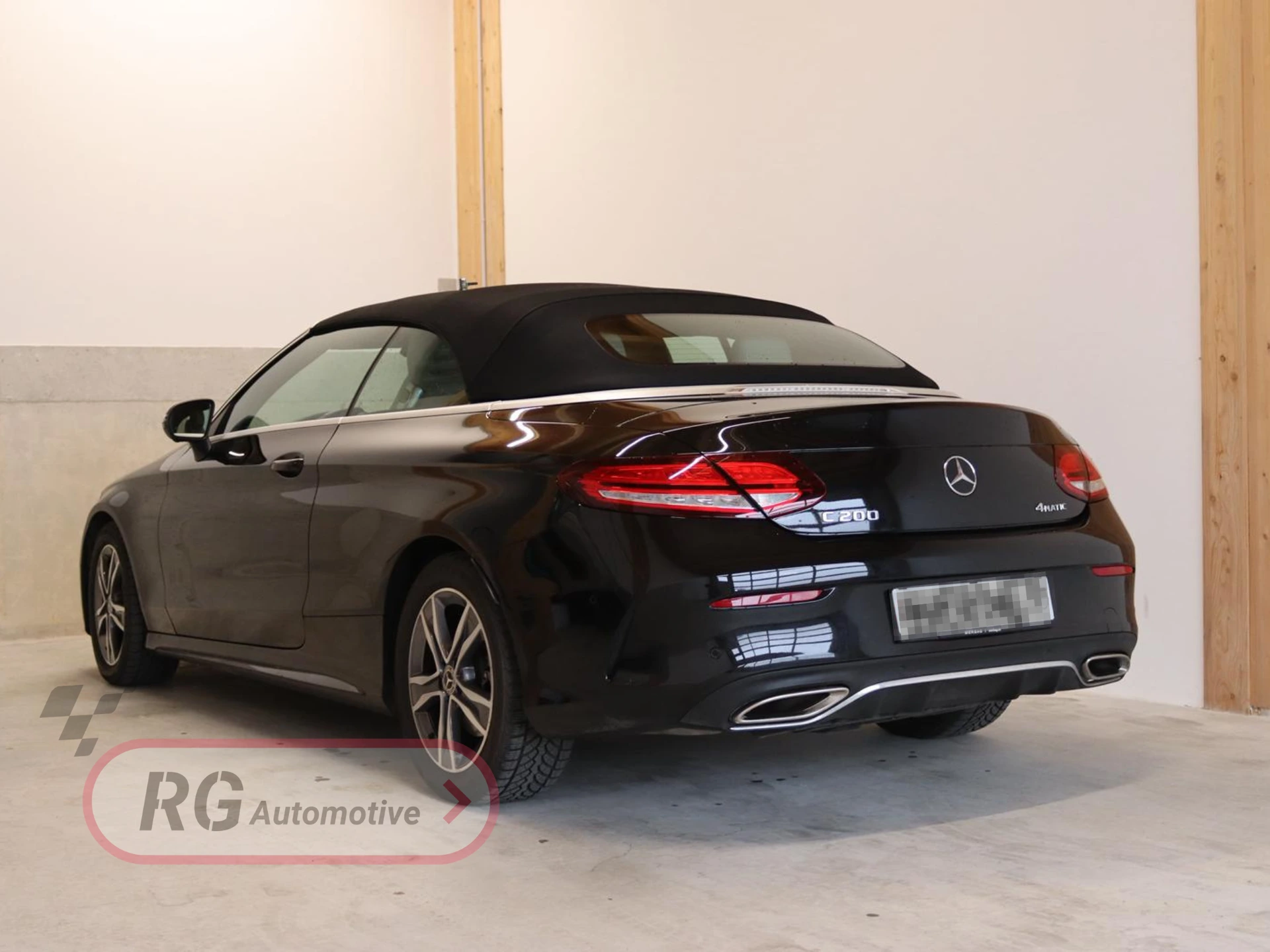 Mercedes C200 Cabriolet noir vue arrière showroom RG Automotive