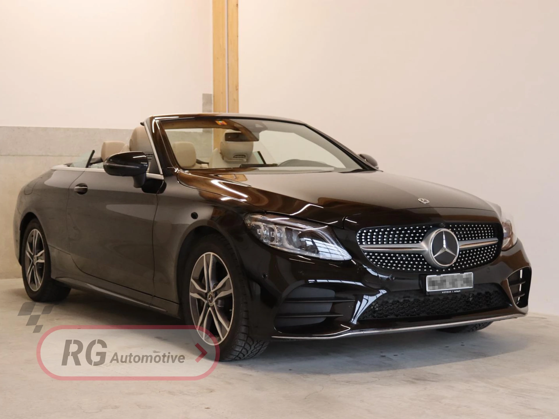 Mercedes C200 Cabriolet noir AMG vue trois quart avant