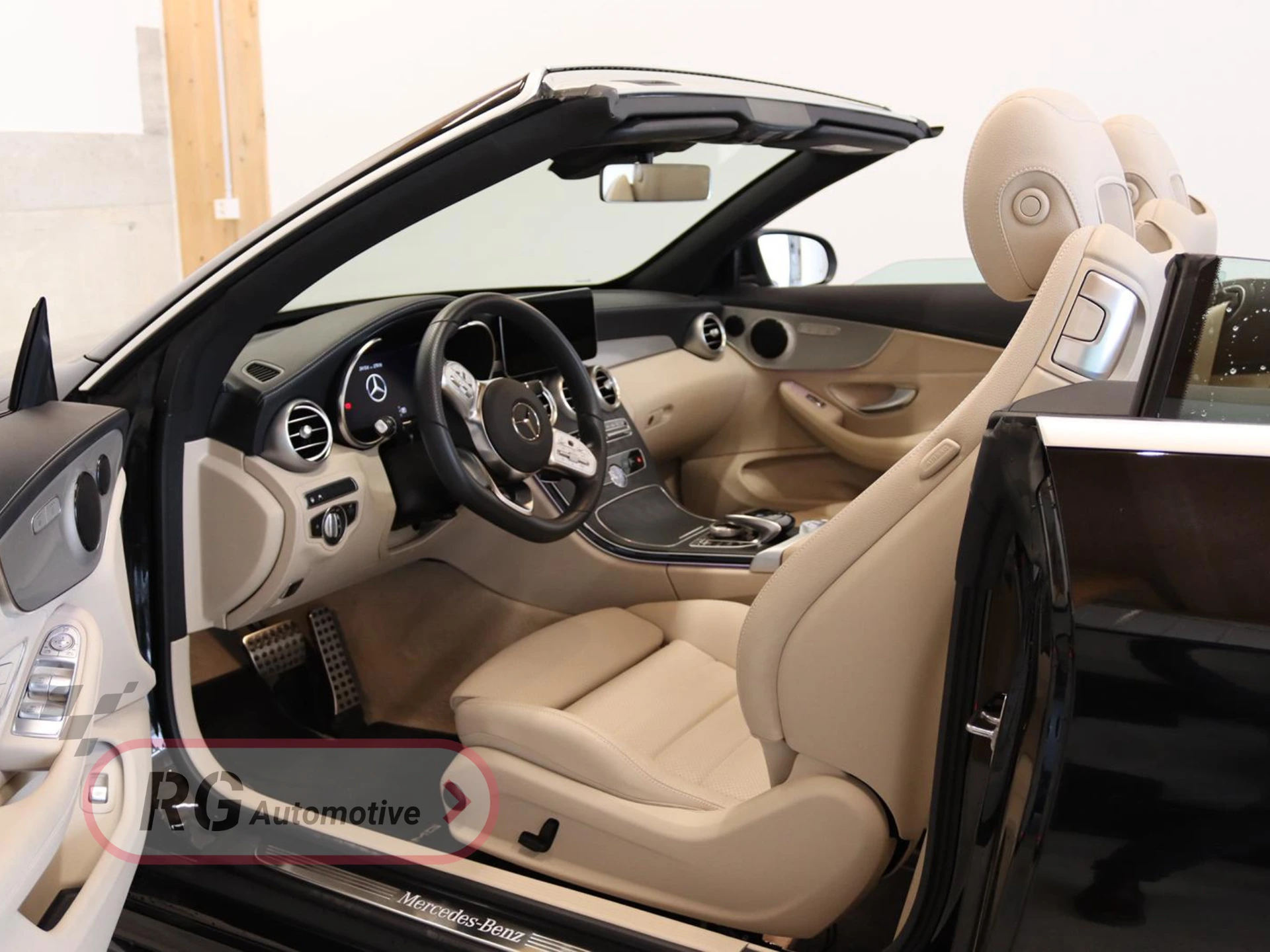 Intérieur beige Mercedes C200 Cabriolet avec capote ouverte