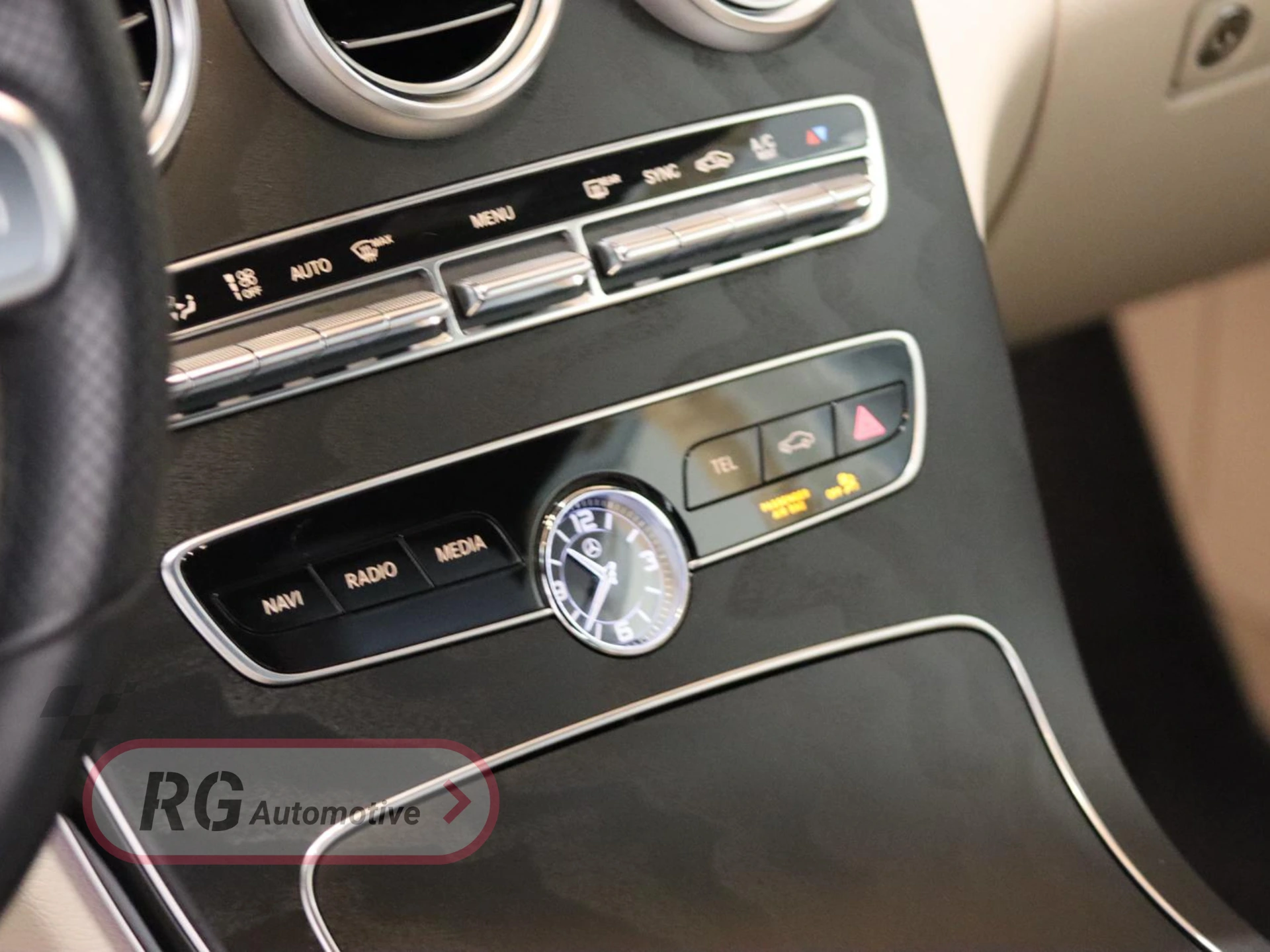 Commandes climatisation Mercedes C200 Cabriolet détail intérieur