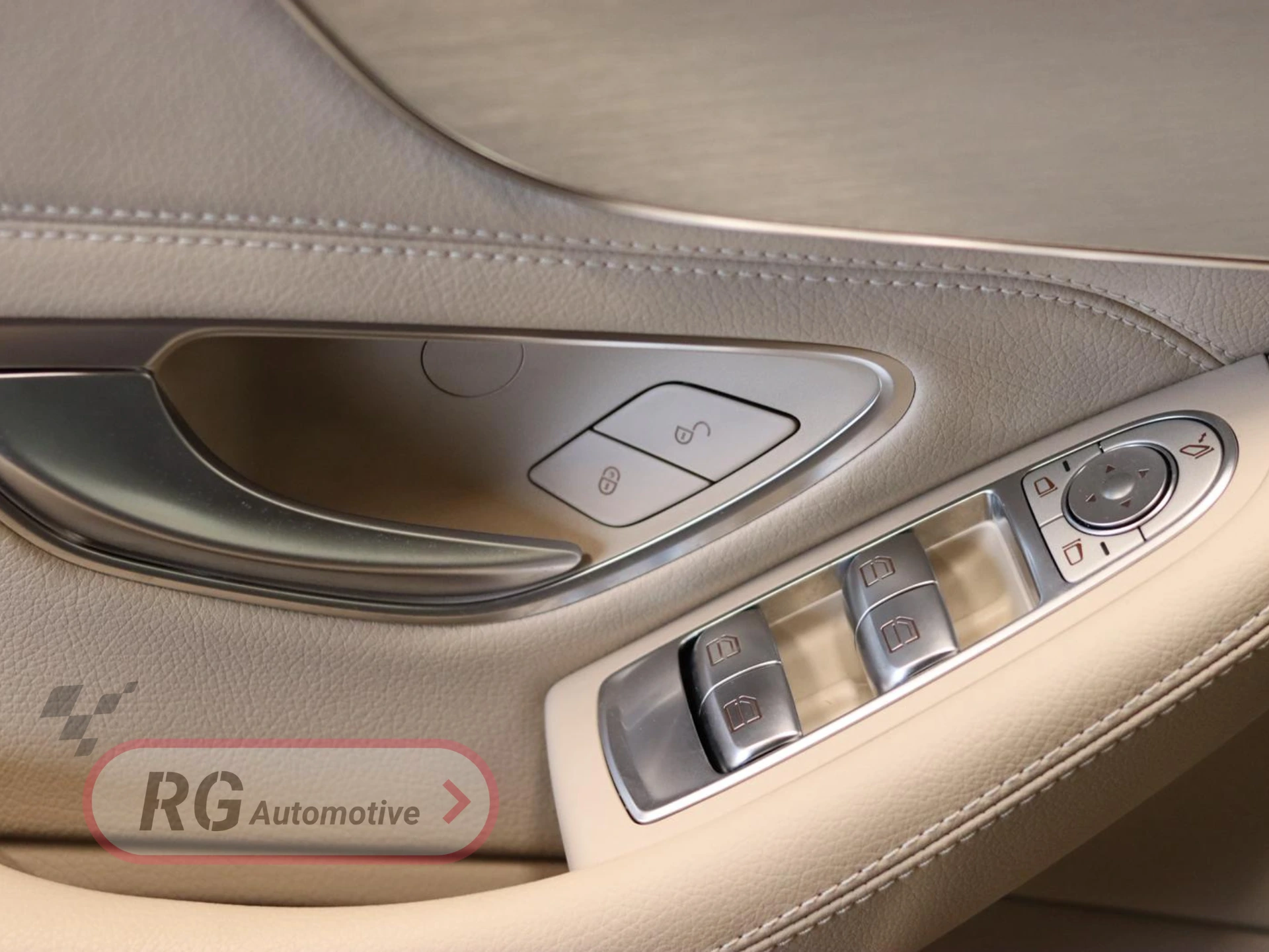 Détail siège cuir beige Mercedes C200 Cabriolet